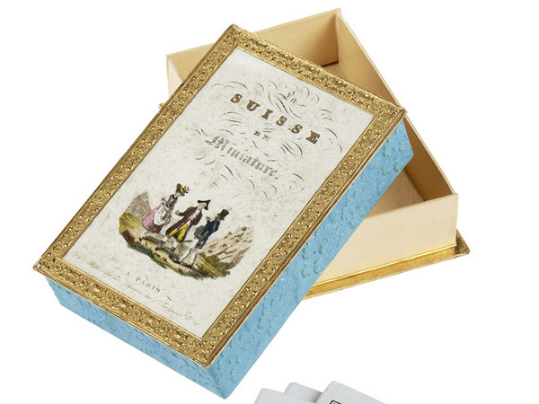 Schatulle mit Prägedekor, stellenweise vergoldet, dazu 5 kleine Hefte