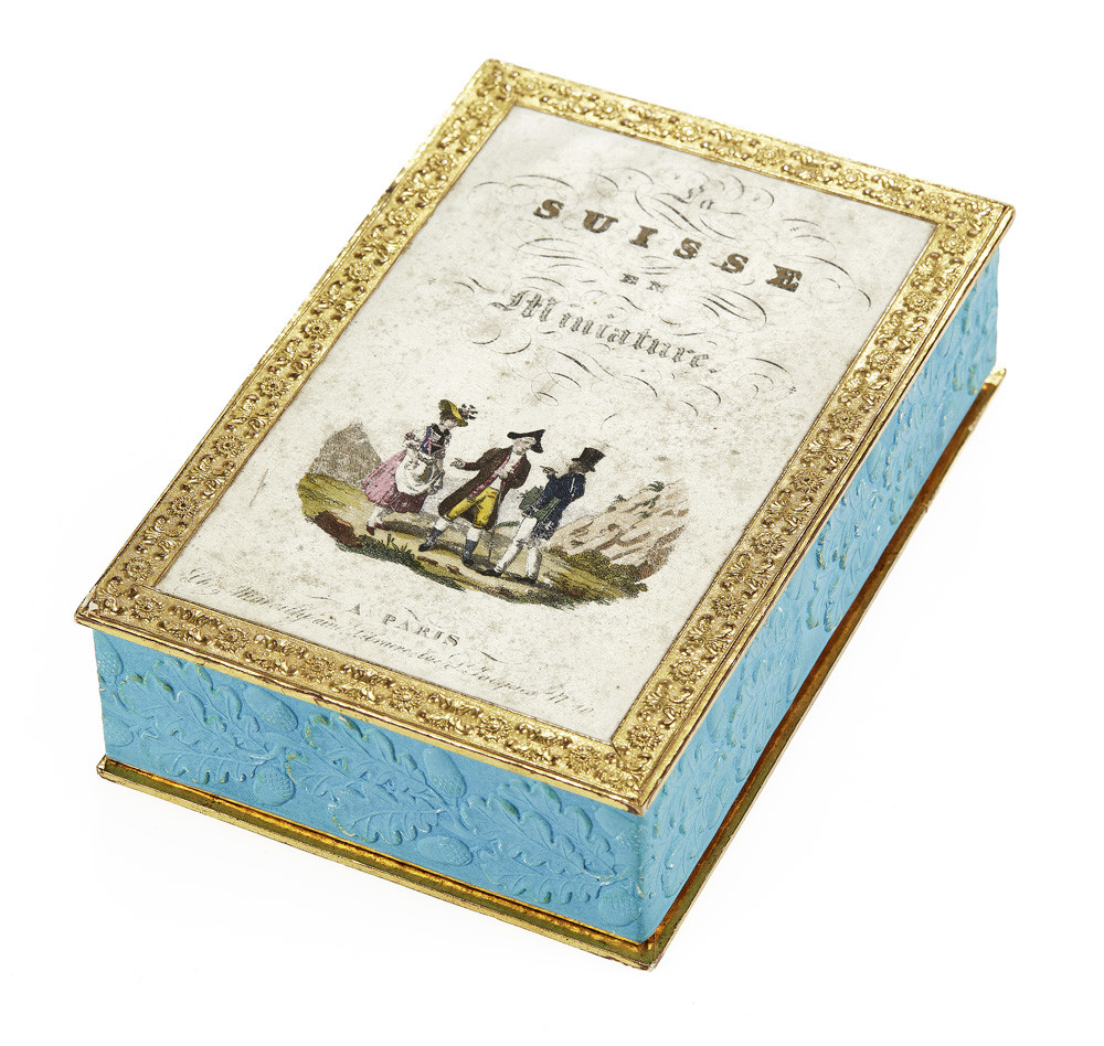 Coffret avec décoration en gaufrage, par endroit doré, contenant 5 petits cahiers