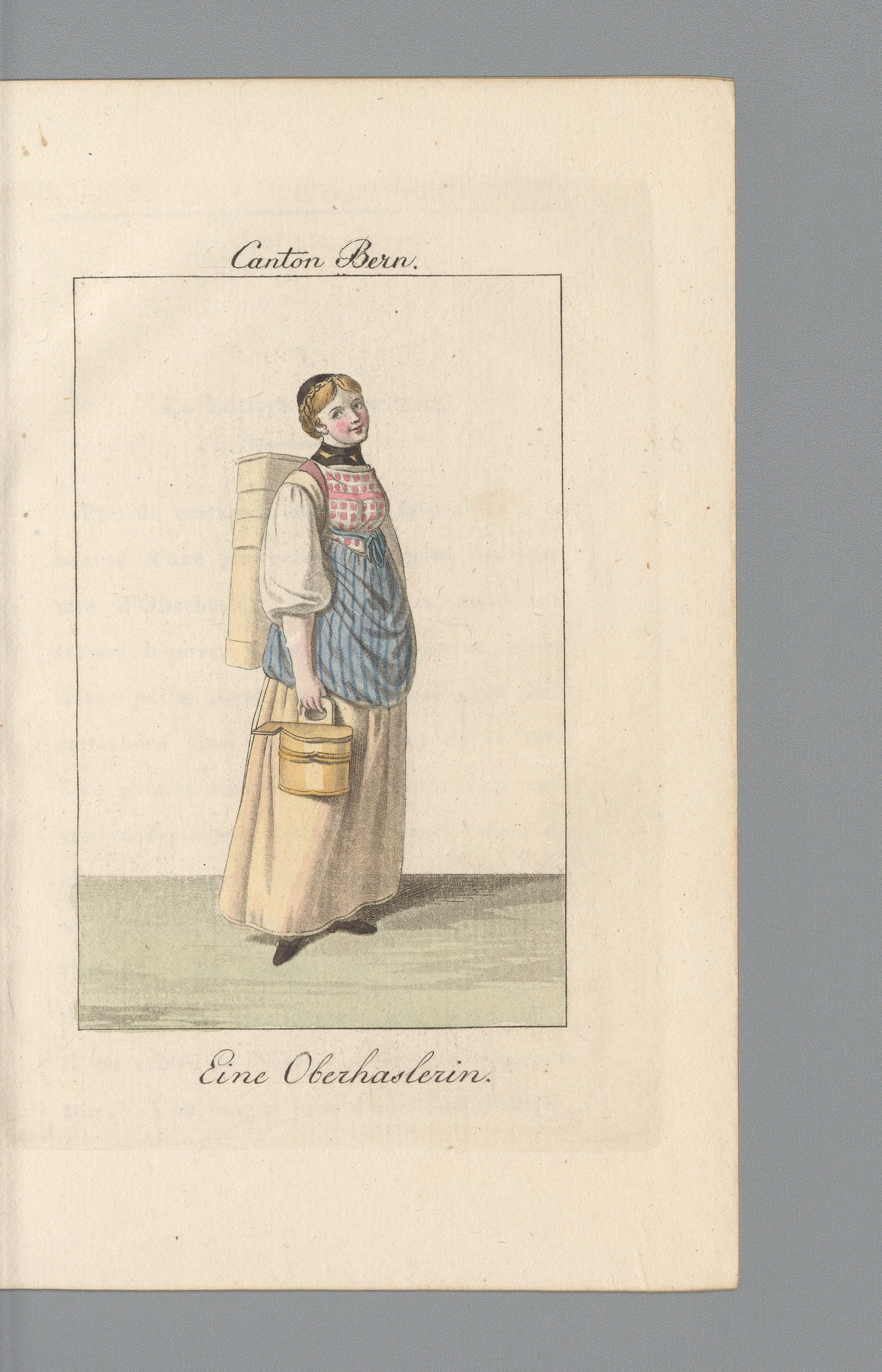 Figure féminine en pied portant le costume de la région de Meiringen, paysanne portant une brante à lait sur le dos, derrière elle un paysage avec cascades