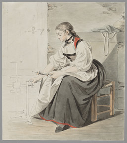Jeune femme en costume bernois assise sur un tabouret en bois dans une pièce, devant un dévidoir